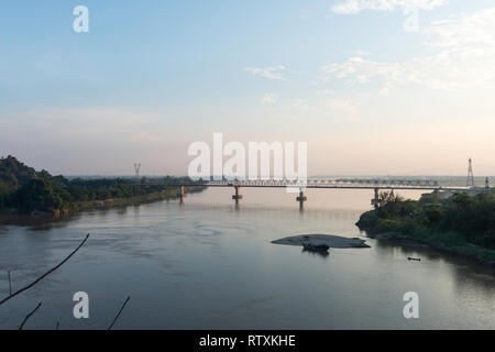 Weitwinkel Bild einer idyllischen Moment an der Sonnenuntergang in Hpa-An. Von oben, die schöne Thanlwin Brücke über den Fluss. Stockfoto