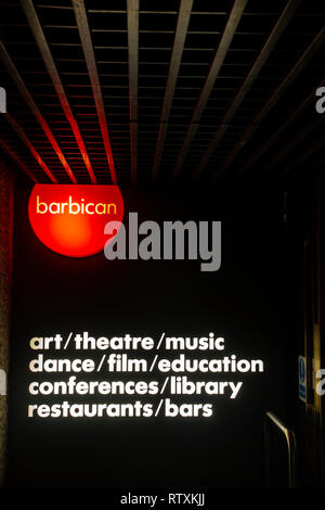 Ein Interieur neon zeigt die Vielfalt der kulturellen Möglichkeiten im Barbican Centre in London. Stockfoto