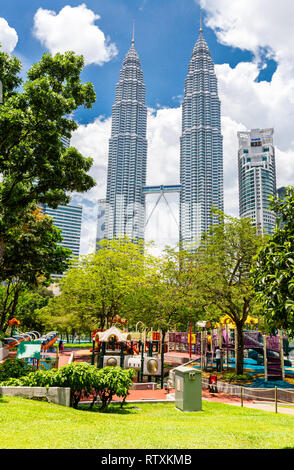 Petronas Towers vom KLCC Park, Kuala Lumpur, Malaysia. Stockfoto