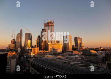 Eine dramatische Stadt London Skyline mit den Hochhäusern gebadet in goldenem Licht Stockfoto