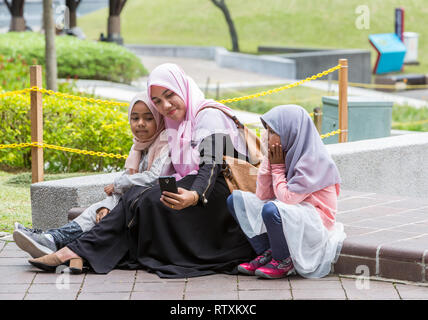 Mutter, eine selfie der Frau und Tochter, KLCC Park, Kuala Lumpur, Malaysia. Stockfoto