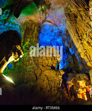 Die Reed Flute Höhlen von Guilin, China. Stockfoto