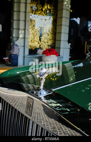 China, Hong Kong, Kowloon, Tsim Sha Tsui, Rolls Royce vor Peninsula Hotel Stockfoto