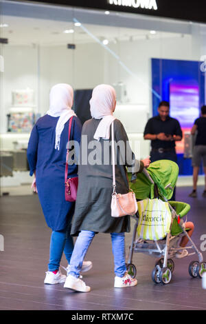 Malaysische Frauen in typischen Kleidung, Jeans und Schal. Kuala Lumpur, Malaysia. Stockfoto