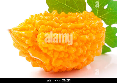 Gelbe momordica mit Blatt auf weißem Hintergrund Stockfoto