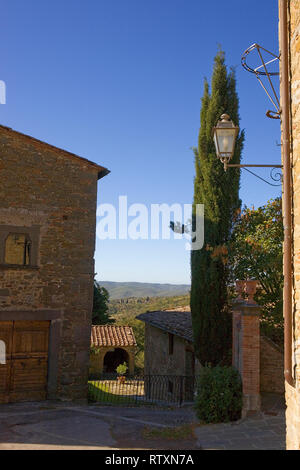 Der Hauptplatz, der Piazza della Torre, in Volpaia, Toskana, Italien Stockfoto