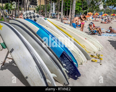 Surfbrettverleih warten auf Touristen am Strand von Waikiki am 29. April 2014 in Oahu. Waikiki Beach ist direkt am Strand von Honolulu, am besten bekannt fo Stockfoto