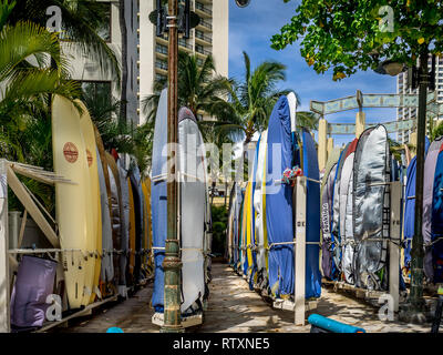 Surfbrettverleih warten auf Touristen am Strand von Waikiki am 29. April 2014 in Oahu. Waikiki Beach ist direkt am Strand von Honolulu, am besten bekannt fo Stockfoto