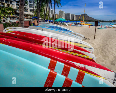 Surfbrettverleih warten auf Touristen am Strand von Waikiki am 29. April 2014 in Oahu. Waikiki Beach ist direkt am Strand von Honolulu, am besten bekannt fo Stockfoto