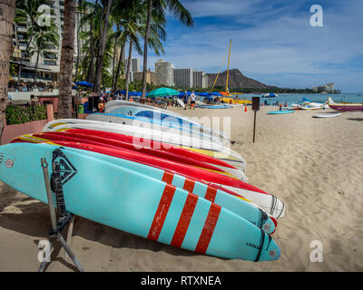 Surfbrettverleih warten auf Touristen am Strand von Waikiki am 29. April 2014 in Oahu. Waikiki Beach ist direkt am Strand von Honolulu, am besten bekannt fo Stockfoto