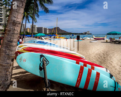 Surfbrettverleih warten auf Touristen am Strand von Waikiki am 29. April 2014 in Oahu. Waikiki Beach ist direkt am Strand von Honolulu, am besten bekannt fo Stockfoto