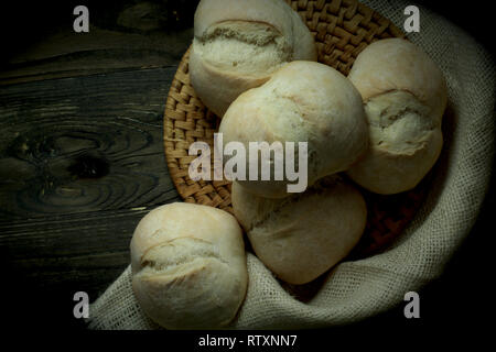 Bollos Brötchen Bündel auf dunklen Tabelle Stockfoto