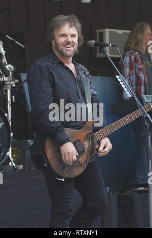 Sänger, Songwriter und Gitarrist Don Barnes ist dargestellt auf der Bühne während einer "live"-Konzert Auftritt mit .38 Special. Stockfoto