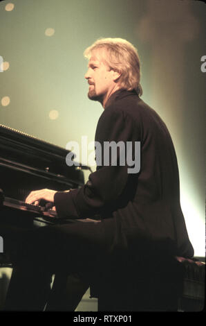 Pianist und Komponist John Tesh ist dargestellt auf der Bühne während einer "live"-Konzert aussehen. Stockfoto