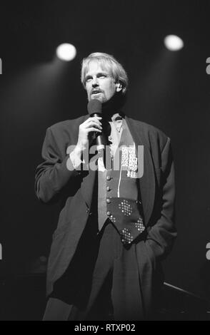 Pianist und Komponist John Tesh ist dargestellt auf der Bühne während einer "live"-Konzert aussehen. Stockfoto