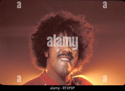 Sänger, Songwriter und Bassist Phil Lynott der Hard Rock Band Thin Lizzy ist dargestellt auf der Bühne während einer "live"-Konzert aussehen. Stockfoto