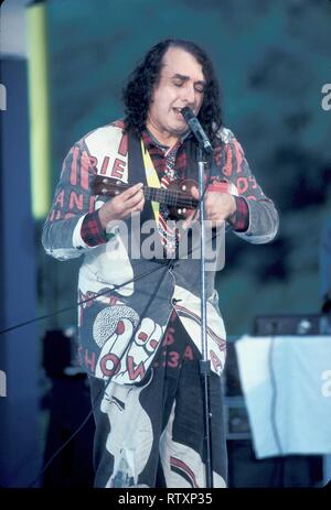 Sänger, Ukulele Spieler und musikalische Archivar, Herbert Khaury, besser bekannt unter dem Künstlernamen Tiny Tim, dargestellt auf der Bühne während einer "live"-Konzert aussehen. Stockfoto