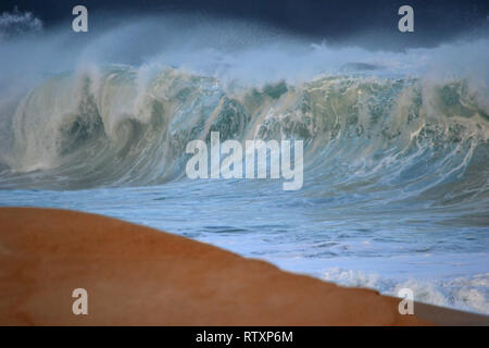 Riesige Wellen Wellen an der Küste im Winter, Waimea Bay, North Shore von Oahu, Hawaii, USA Stockfoto