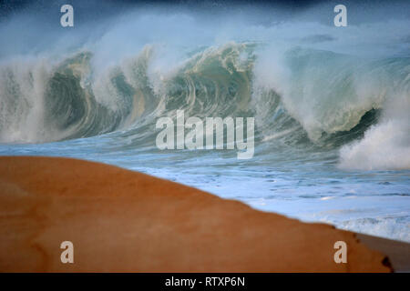 Riesige Wellen Wellen an der Küste im Winter, Waimea Bay, North Shore von Oahu, Hawaii, USA Stockfoto