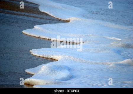 Schaumstoff von Wellen in der Ufer, Waimea Bay, North Shore von Oahu, Hawaii, USA Stockfoto