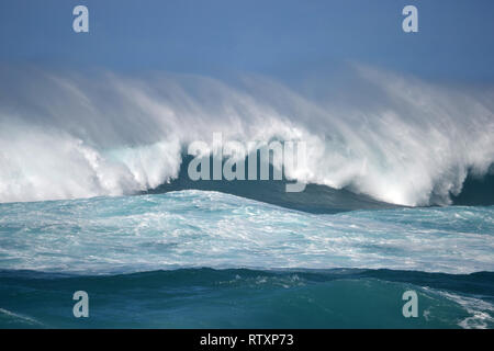 Winterwellen in der Pipeline, North Shore von Oahu, Hawaii, USA Stockfoto