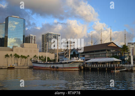 "Falls of Clyde" traditionelles Boot an der Hawaii Maritime Museum, Honolulu, Oahu, Hawaii, USA angedockt Stockfoto