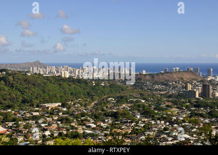 Aussicht auf Diamond Head und Punchbowl Krater von Kapalama Hill, Honolulu, Oahu, Hawaii, USA Stockfoto