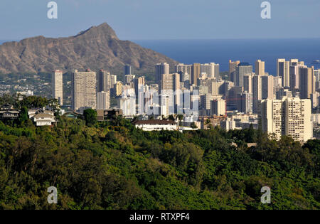 Aussicht auf Diamond Head und Waikiki vulkanischer Krater von Kapalama Hill, Honolulu, Oahu, Hawaii, USA Stockfoto