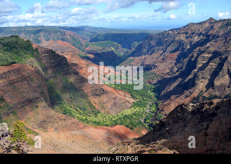 Waimea Canyon, der "Grand Canyon des Pazifik", betrachtet aus der Puu Hinahina Aussichtspunkt, Kauai, Hawaii, USA Stockfoto