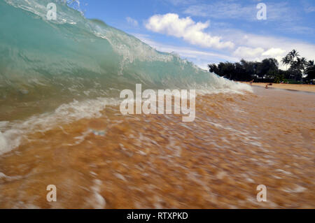 Welle bricht in Kee Beach, Kauai, Hawaii, USA Stockfoto