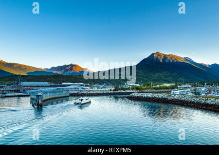 September 15, 2018 - Skagway, Alaska: fjordlands Express Pendler und Touristen Katamaran Fähre in den Hafen von Taiya Inlet in den frühen Morgen. Stockfoto