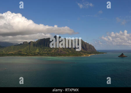 Blick aus der Vogelperspektive auf die Kualoa Mountains und die Insel Mokoli'i (früher bekannt als der veraltete Begriff „Chinaman's hat“) in Kaneohe Bay, Oahu, Hawaii, USA Stockfoto