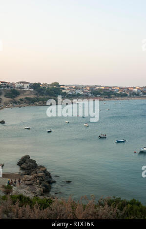 Panoramablick auf die Bucht von Capo Rizzuto, einem Badeort an der kalabrischen Küste des Ionischen Meer Stockfoto