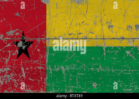 Grunge Guinea-bissau Flagge auf alte zerkratzte Holz- Oberfläche. Nationale vintage Hintergrund. Stockfoto