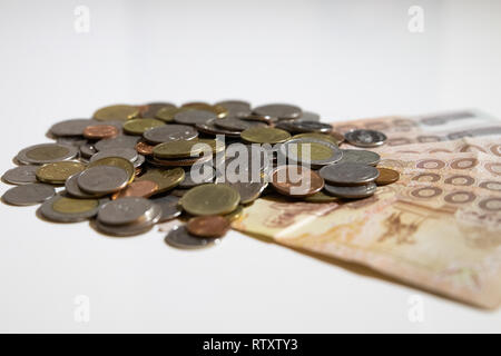 Thai Geld auf weißem Hintergrund. Thailand Banknoten arrangiert im Set Stockfoto