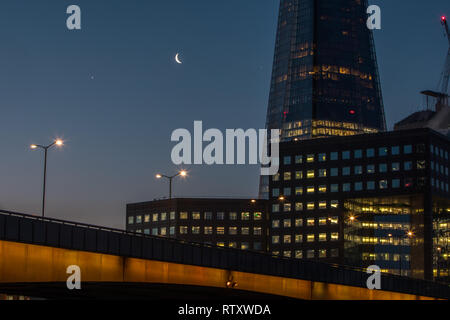 Venus, Mond und Jupiter auf einer himmlischen Display über die Themse heute Morgen. In der Zwischenzeit die Sonne über die Tower Bridge. Mit: Atmosphäre, Wo: London, Vereinigtes Königreich, wenn: 31 Jan 2019 Credit: WENN.com Stockfoto