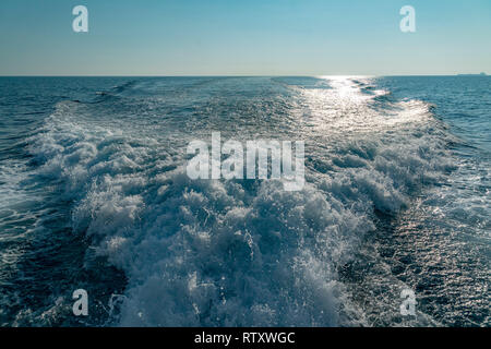 Schiff im pazifischen Ozean bei Sonnenuntergang Stockfoto