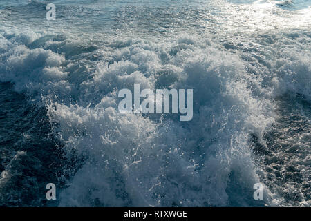 Schiff im pazifischen Ozean bei Sonnenuntergang Stockfoto