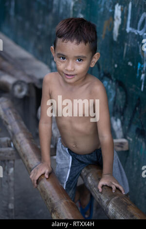 Straße Porträt einer jungen philippinischen Jungen in einem slumgebiet, Cebu City, Philippinen Stockfoto