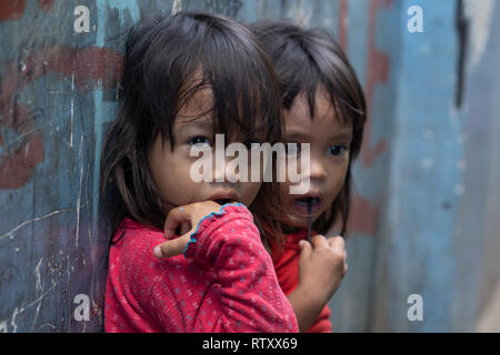 Street Portrait von zwei jungen philippinischen Kindern in einem slumgebiet, Cebu City, Philippinen Stockfoto