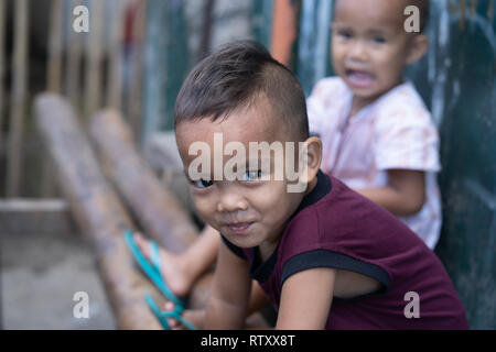 Straße Porträt einer jungen philippinischen Jungen in einem slumgebiet, Cebu City, Philippinen Stockfoto