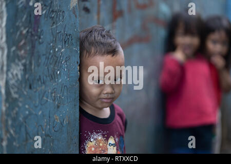 Straße Porträt einer jungen philippinischen Jungen in einem slumgebiet, Cebu City, Philippinen Stockfoto