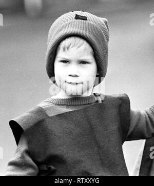 Foto vom 09/12/87 der Prinz Harry kommt an seinen privaten Kindergarten in Notting Hill in Pixie - wie Gewand in Vorbereitung auf die Schule der Krippenspiel. Der Herzog von Sussex war eine kuschelige Kind, das furchtlos und freundlich sogar an einem jungen Alter. Stockfoto
