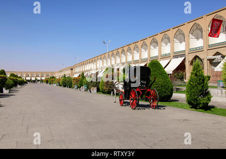 ISFAHAN, IRAN - 21. SEPTEMBER 2018: Wagen von einem Pferd gezogen trägt Touristen auf Naqsh-e Jahan Platz in Isfahan, Iran Stockfoto