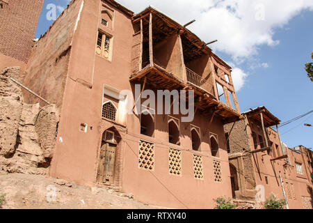 Bergdorf Abyaneh mit charakteristischen roten Häuser im zentralen Teil des Iran. Stockfoto