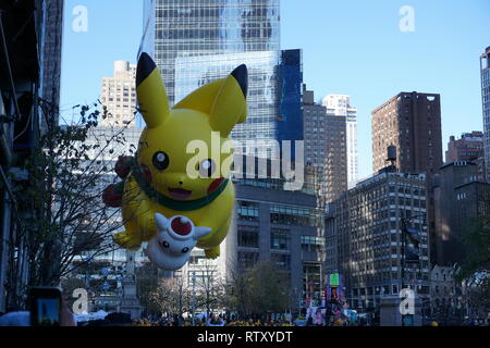 New York, USA - November 2018: jährliche Macys Thanksgiving Day Parade in New York City on November pokemon pikachu Baloon Stockfoto