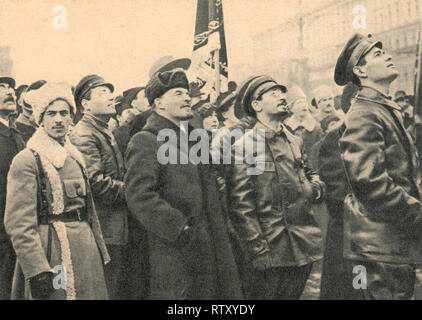 Lenin, W. I. und Swerdlow Ya. M. in der Auffassung der öffnen temporäre Monument zu K. Marx und Engels F. Stockfoto