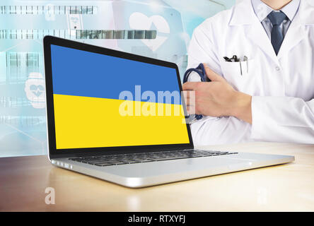 Ukraine healthcare System in tech Thema. Ukrainische Flagge auf Bildschirm. Arzt stehend mit Stethoskop im Krankenhaus. Und Blockchai Cryptocurrency Stockfoto
