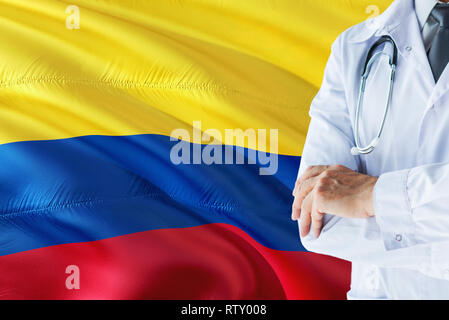 Kolumbianischen Arzt stehend mit Stethoskop zu Kolumbien Flagge Hintergrund. Die nationalen Gesundheitswesen Konzept, medizinische Thema. Stockfoto