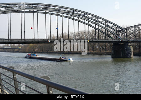Deutschherrenbrücke über dem Main, Frachter mit dem Main, Frankfurt am Main, Hessen, Deutschland Stockfoto